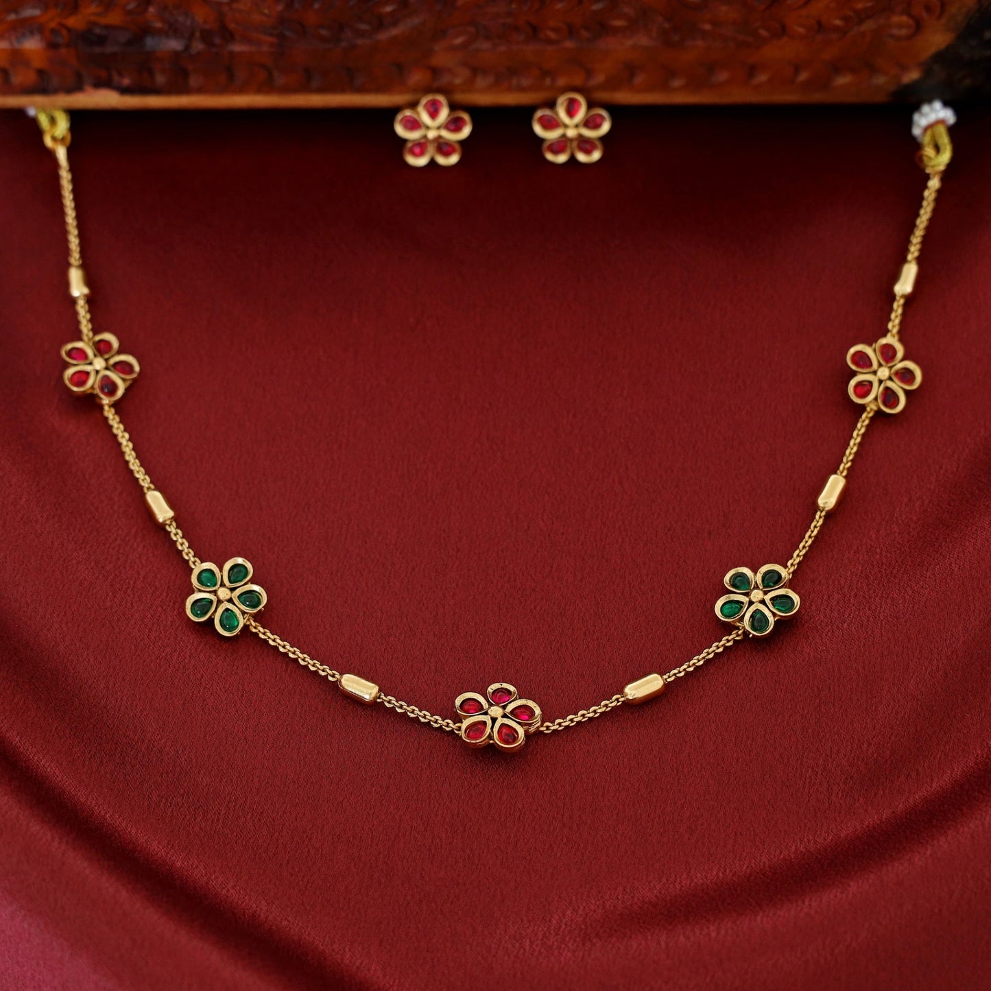 Short Neckpiece With Stud