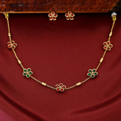 Short Neckpiece With Stud