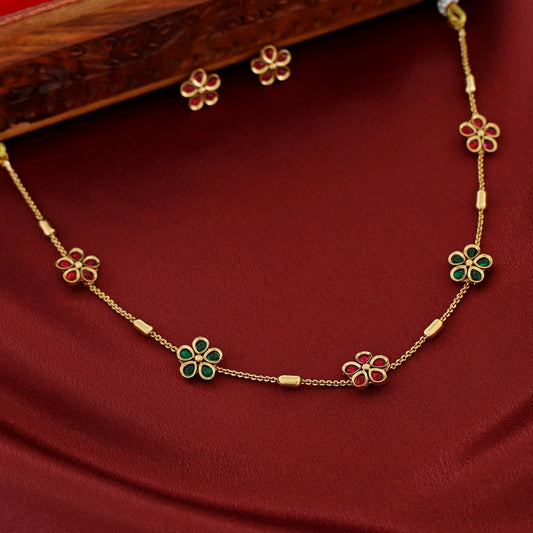 Short Neckpiece With Stud